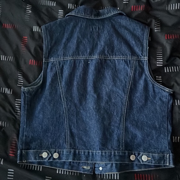Im selling a blue vintage jeans jacket - Picture 2 of 2